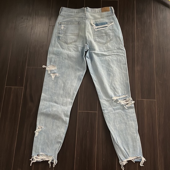 AMERICAN EAGLE light wash distressed high-rise Mom Jean - Picture 3 of 7